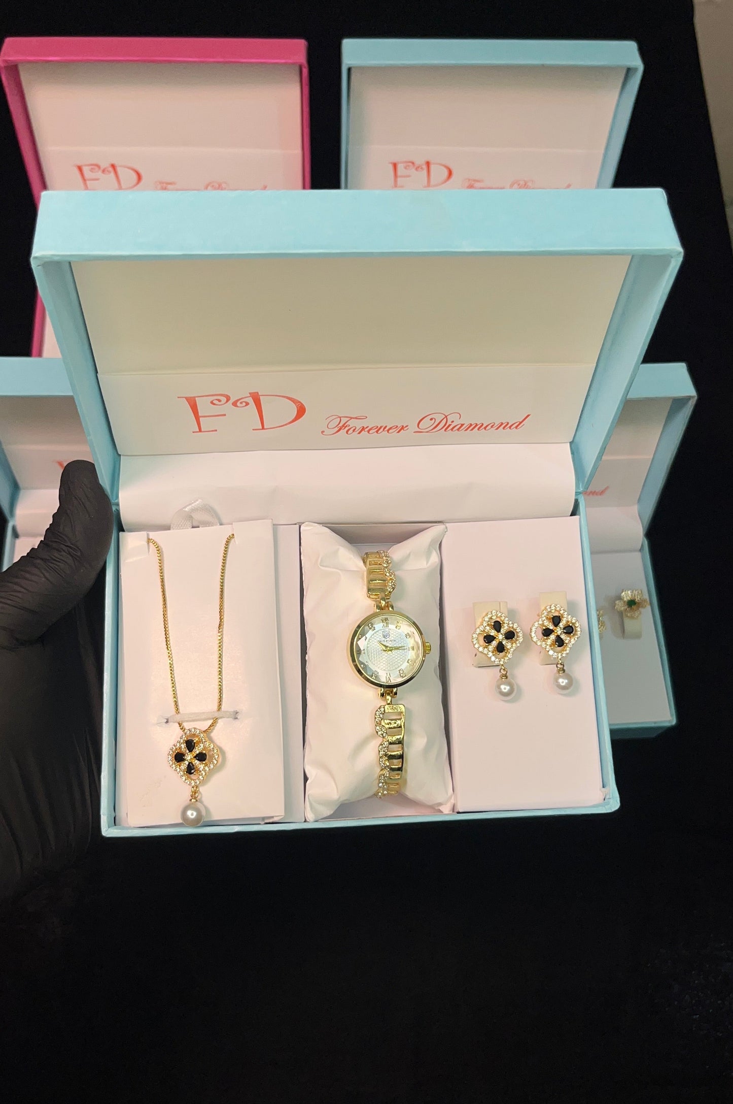 Stylish Women Gift Set – Watch with Matching Necklace & Earrings 💎💍💫
